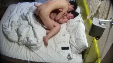 民宿酒店 9-6 小夫妻住几天了 都是关灯操 今天终于在大白天打了一炮 美少妇也是被扛腿对折起来操 (2)